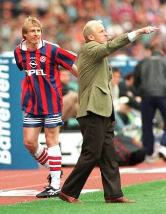 Klinsmann war über die Auswechslung durch Trapattoni furchtbar wütend Fußball 1. BL Herren Spiel FC Bayern München - SC Freiburg, Ergebnis 0:0 Gruppe Olympiastadion München Enttäuschung, Wut,