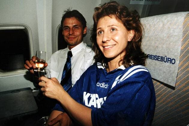 Schalker Kapitän Olaf Thon und seine Frau Andrea im Flugzeug auf dem Rückflug mit Sekt anstoßend Fußball EC 3 Herren UEFA-Cup, 2. Finalspiel: Inter Mailand - FC Schalke 04 1:4 n.E. (1:0) Gruppe Guiseppe-Meazza-Stadion Mailand Harmonie, Glück, Romantik, Freude,