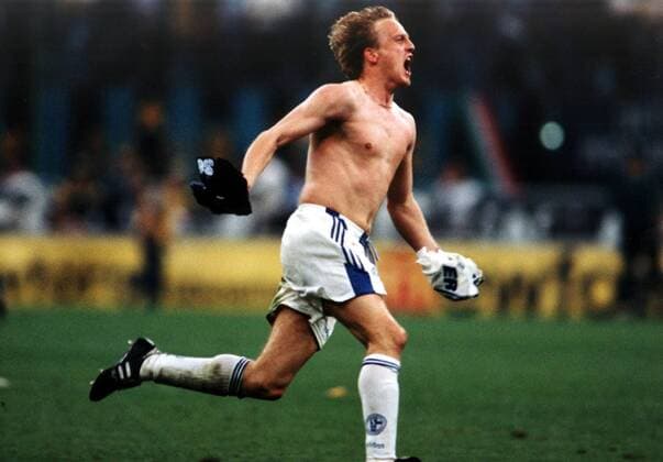 Der jubelnde Michael Mike Büskens (mit freiem Oberkörper), war nach Spielende nicht mehr zu halten Fußball EC 3 Herren UEFA-Cup, 2. Finalspiel: Inter Mailand - FC Schalke 04 1:4 n.E. (1:0) Einzelbild Guiseppe-Meazza-Stadion Mailand Glück, Begeisterung, Freude,