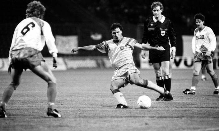 Hristo Stoitchkov am Ball, Bodden abwehrbereit Fußball EC 1 Herren Hansa Rostock - FC Barcelona 1:0, Europa-Cup der Landesmeister Gruppe Ostseestadion Rostock Konzentration,