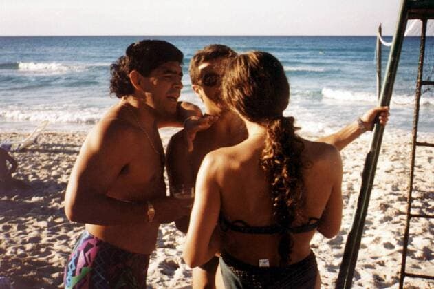 Fußballstar Diego Maradona mit Freunden am Strand von Kuba beim Beachvolleyball Fußball Gruppe Varadero Harmonie,