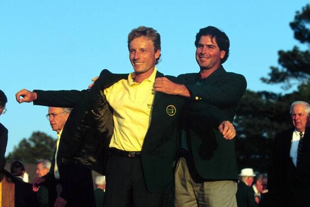 Fred Couples (re) hilft Bernhard Langer ins Jackett Golf Herren Golf Masters Gruppe Augusta Freude, Kameradschaft,