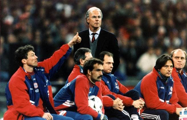 Trainer Franz Beckenbauer am Spielfeldrand hinter der Bank, links Lothar Matthäus mit erhobenem Daumen, rechts Uli Hoeneß, daneben Dr. Müller-Wohlfahrt Fußball 1. BL Herren FC Bayern München Gruppe Olympiastadion München
