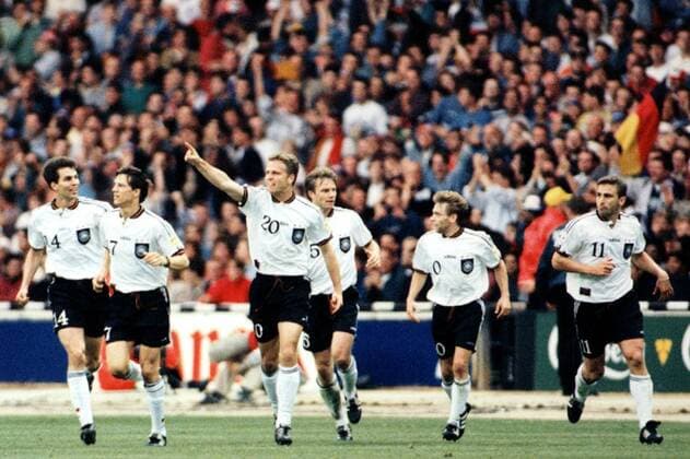 Fußball, EM Finale 1996 in London, Deutschland - Tschechien 2:1 n.V. Freude bei der deutschen Mannschaft nach dem ersten Tor von Bierhoff gegen Tschechien im Finale Fußball EM Herren Europameisterschaft Fußball 1996, Finale Deutschland - Tschechien, Ergebnis 2:1 Totale Wembley London Glück Freude, Kameradschaft, Begeisterung,