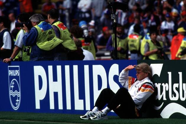Fußball, EM Finale 1996 in London, Deutschland - Tschechien 2:1 n.V. Oliver Kahn an einer Werbebande sitzend Fußball EM Herren Länderspiel, Nationalmannschaft: BR Deutschland - Tschechien 2:1 n.V., Finale Totale Wembley London