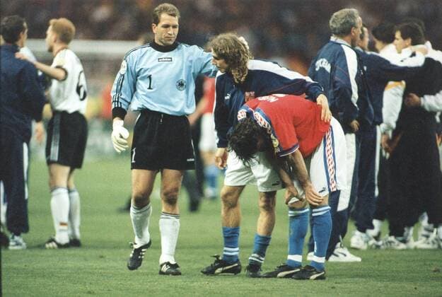 Fußball, EM Finale 1996 in London, Deutschland - Tschechien 2:1 n.V. Andreas Köpke tröstet Karel Poborsky Fußball EM Herren Länderspiel, Nationalmannschaft: BR Deutschland - Tschechien 2:1 n.V., Finale Gruppe Wembley London Harmonie, Enttäuschung,