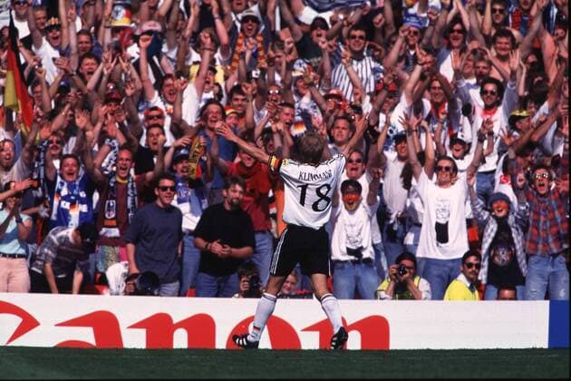 Jürgen Klinsmann (Deutschland) jubelnd vor dem Deutschen Fanblock Fußball EM Herren Europameisterschaft 1996, Länderspiel, Nationalmannschaft: BR Deutschland - Rußland 3:0 Totale Old Trafford Manchester Masse, Begeisterung, Freude,
