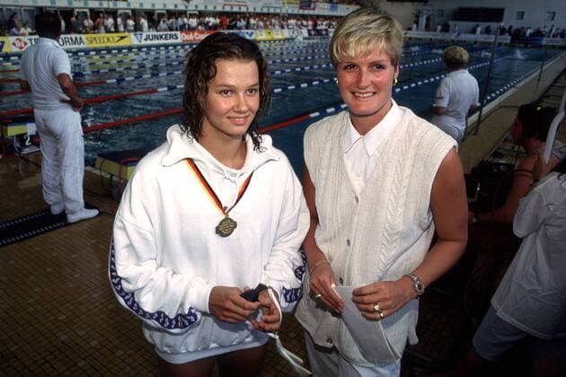 Franzi van Almsick und Kristin Otto am Rande der Deutschen Meisterschaften, im Hintergrund das Schwimmbecken, Franziska trägt ihre Medaille Schwimmen LM Damen Deutsche Meisterschaften Gruppe Potsdam