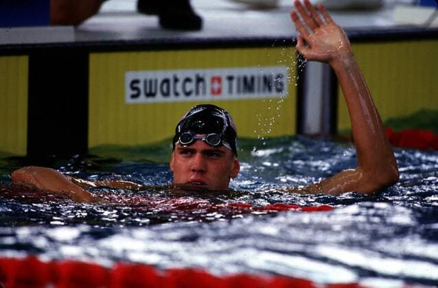 Nach der Distanz über 50 m Freistil: Gary Hall schaut sich nach seiner Zeit um Schwimmen OS Sommer Herren Olympische Sommerspiele Atlanta 1996, Olympia, 50 m Freistil Einzelbild Atlanta Skepsis,