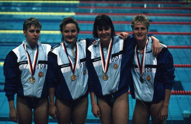 V.l. Kristin Otto, Katrin Meißner, Daniela Hunger, Manuela Stellmach (alle DDR) - die erfolgreiche Damenstaffel Schwimmen OS Sommer Damen Olympische Sommerspiele Seoul 1988, Olympia, Spiele, Olympiade, 4 x 100m, 100 m, Staffel Gruppe Seoul Glück Freude,
