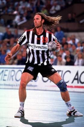 Staffan Olsson mit Ball Handball 1. BL Herren Saison 1996 97: SC Magdeburg - THW Kiel Einzelbild Magdeburg Dynamik,