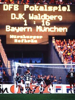 Aktion vor dem Waldberger Tor kurz vor Spielende. Fußball Herren DFB-Pokal, 1. Hauptrunde, DJK Waldberg - FC Bayern München 1:16 Gruppe Frankenstadion Nürnberg