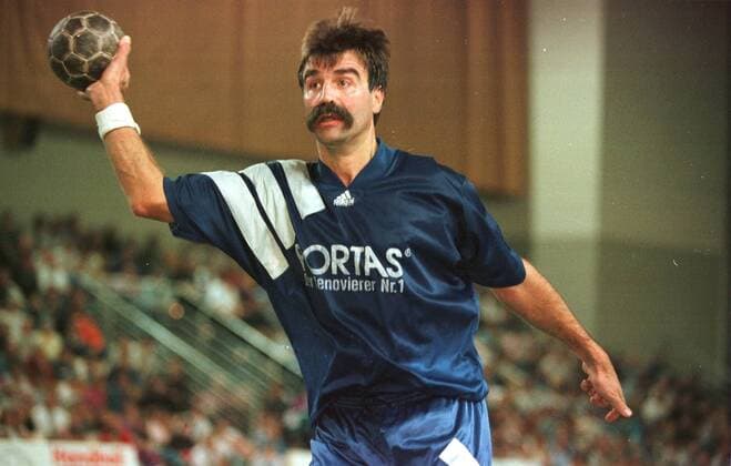 Heiner Brand beim Traditionsspiel Handball Herren Traditionsspiel 1995, Weltmeister 1978 BRD (DHB) Einzelbild Sportforum Hohenschönhausen Berlin Dynamik,
