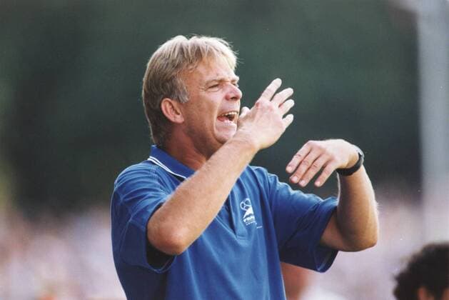 Coach Volker Finke im Seitenprofil, will auswechseln Fußball 2. BL Herren Saison 1997 98: SC Freiburg Einzelbild