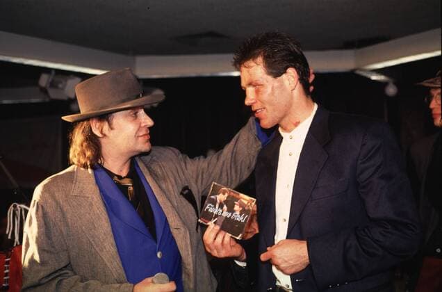 Henry Maske (re.) erhält von Sänger Udo Lindenberg eine CD mit einem eigens über ihn geschriebenen Lied Boxen Herren IBF, Halbschwergewicht: Henry Maske Gruppe Harmonie, Freude,