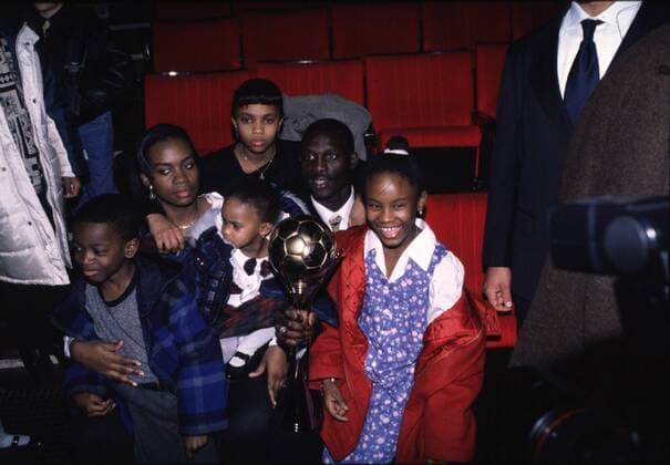 Milan - Stürmer Georges Weah im Kreis seiner Familie Fußball Herren Seria A, AC Mailand, Februar 1996, Gala anläßlich der 100 - Jahrfeier von La Gazetta dello Sport Gruppe Mailand Harmonie, Freude,