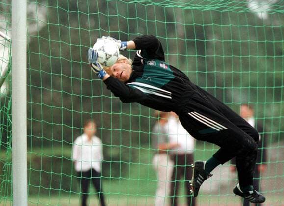 Torhüter Kahn gibt im Training alles und spielt trotzdem nicht Fußball Länderspiel Herren deutsche Nationalmannschaft, Training, Torwarttraining Einzelbild Olympiastadion Berlin Dynamik,