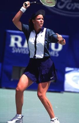 Lindsay Davenport - schaut ihrem Vorhandball hinterher Tennis Damen Australian Open, Grand Slam, WTA Tour, Hartplatz Einzelbild Melbourne Konzentration,