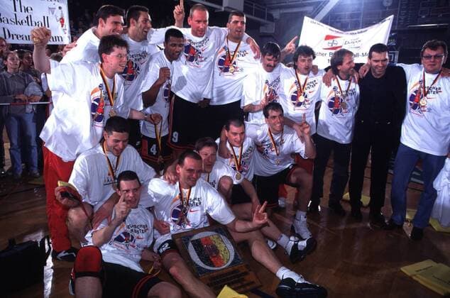 U.a.: Trainer Dirk Bauermann (2.v.r.), Michael Koch (h.R.3.v.l.), Tony Dawson (h.R.4.v.l.), Christian Welp (h.R.5.v.l.), Sascha Hupmann (h.R. 6.v.l.), Christopher Corchiani, Hansi Gnad, Gilat Katz, Henning Harnisch Basketball 1. BL Herren Saison 1995 96: ALBA Berlin - Bayer Leverkusen, Play-Off, Deutsche Meisterschaft, Finale; Totale Harmonie, Freude,