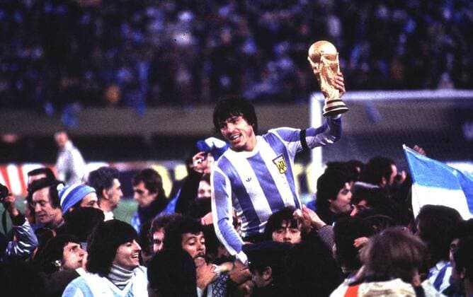 Kapitän Daniel Passarella auf den Schultern der Fans, in der Hand die Trophäe Fußball WM Herren Weltmeisterschaft, Finale, Nationalmannschaft, Länderspiel, Argentinien - Niederlande 3:1 Totale River Plate Stadion Buenos Aires Glück, Harmonie, Begeisterung, Freude,