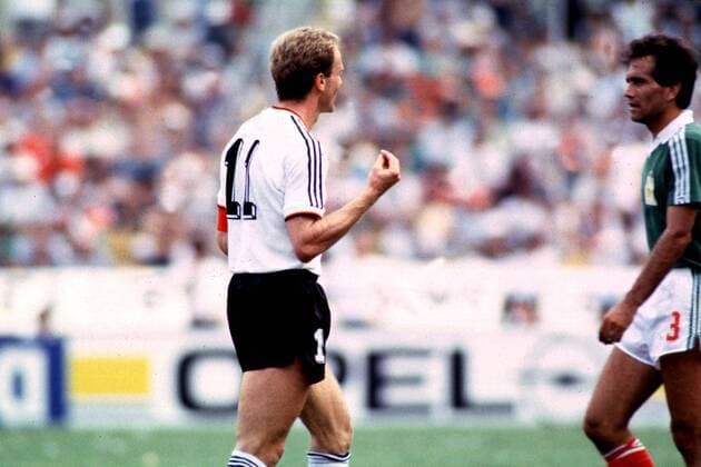Karl-Heinz Rummenigge diskutiert mit seinem Gegenspieler Fußball WM Herren Weltmeisterschaft 1986, Viertelfinale Deutschland - Mexico 4:1 n.E., Nationalmannschaft, Gruppe Estadio Universitario Monterrey