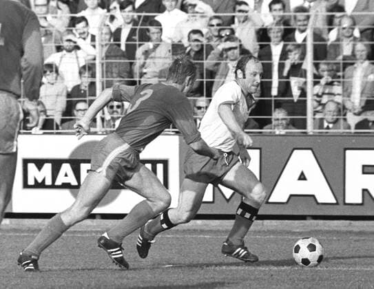 Uwe Seeler mit unwiderstehlichem Drang zum Tor Fußball 1. BL Herren 1. Bundesliga Saison 1971 72, Eintracht Braunschweig - Hamburger SV 1:1 Gruppe Städtisches Stadion an der Hamburger Straße Braunschweig Dynamik,