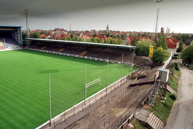 Fußball, Stadiongeschichte Arminia Bielefeld Die Bielefelder Alm - Südtribüne Fußball 1. BL Herren Spielstätte Arminia Bielefeld, Bielefelder Alm Totale Almstadion Bielefeld