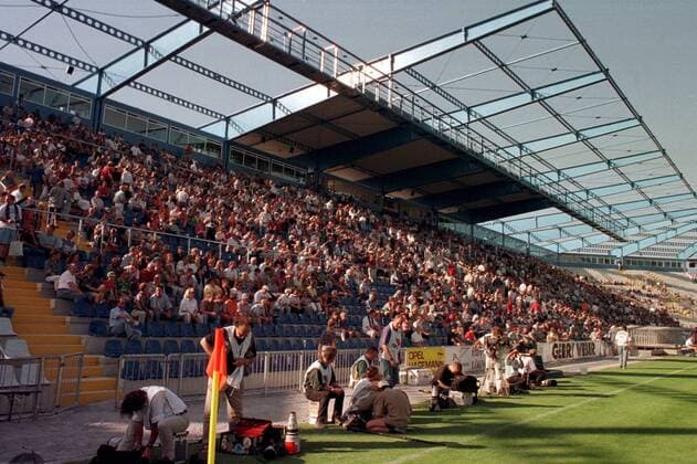 Fußball, Stadiongeschichte Arminia Bielefeld Die Haupttribüne der Bielefelder Alm nach dem Neubau mit noch nicht fertiggestellter Dachkonstruktion Fußball 1. BL Herren Saison 1996 97, Spielstätte Arminia Bielefeld, Totale Almstadion Bielefeld