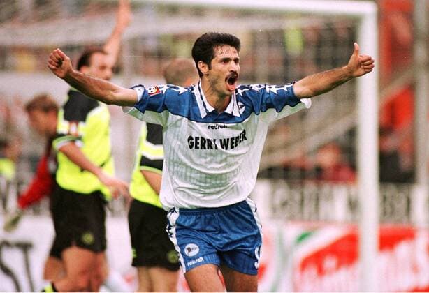 Ali Daei jubelt Fußball 1. BL Herren 1. Bundesliga, Saison 1997 98, Arminia Bielefeld - Borussia Dortmund 3:1 Bielefeld Freude, Begeisterung,
