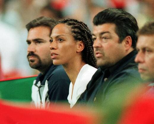 Unter den Zuschauern: Barbara Becker neben Coach Mike de Palmer (li) Tennis Herren Compaq Grand Slam Cup, Halle, Hallenboden, Hallenturnier Gruppe München Spannung,