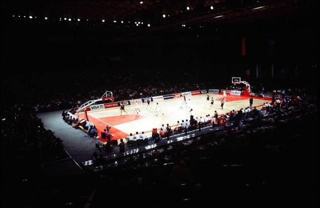 Spiel in der vollbesetzten Deutschlandhalle, erleuchtetes Spielfeld Basketball EM Basketball Europameisterschaft 1993 Totale Deutschlandhalle Berlin