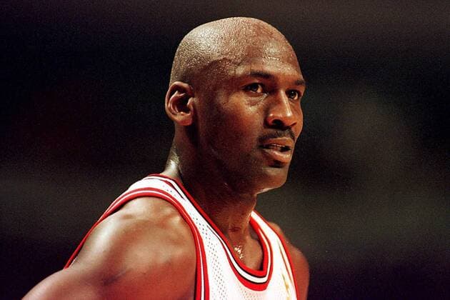 Bulls-Guard Michael Jordan im Seitenprofil Basketball Herren NBA, Saison 1996 97: Chicago Bulls Einzelbild United Center Chicago Nachdenklichkeit,