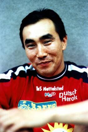Nettelstedts Talant Dushebaev lächelnd Handball 1. BL Herren 1. Bundesliga, Saison 1997 98: TuS Nettelstedt Porträt Freude,