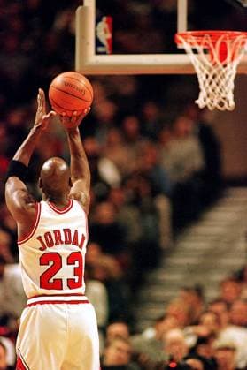 Bulls-Guard Michael Jordan beim Freiwurf von hinten Basketball Herren NBA, Saison 1996 97: Chicago Bulls Einzelbild United Center Chicago