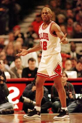 Bulls-Forward Dennis Rodman mit fragender Geste, Hilflosigkeit, Unschuld, Ratlosigkeit Basketball Herren NBA, Saison 1996 97: Chicago Bulls Einzelbild United Center Chicago