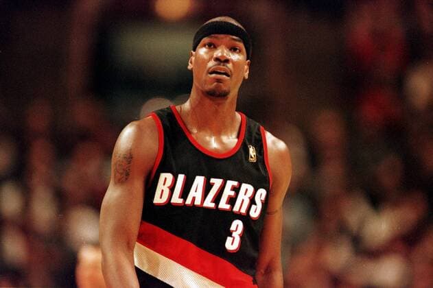 Portlands Forward Clifford Robinson mit gespanntem Blick, Stirnband Basketball Herren NBA, Saison 1996 97: Portland Trail Blazers Einzelbild Trailblazers Chicago Spannung,