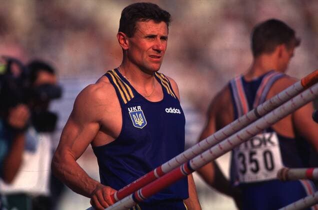 Sergej Bubka sucht sich seinen Stab aus Leichtathletik WM Herren Leichtathletik Weltmeisterschaft Athen 1997, Stabhochsprung Einzelbild Athen