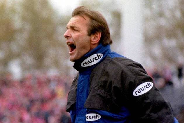 Coach Karl-Heinz Körbel schreiend im Seitenprofil Fußball 2. BL Herren Saison 1997 98: FSV Zwickau Einzelbild Westsachsenstadion Zwickau Verzweiflung, Wut,
