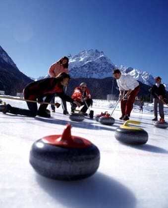 Freundschaftliche Diskussion um die Nähe zum Ziel Curling 13f, Outdoor, Besen, Eis, Berge, See, Gebirge, Himmel, 1997, Blau, Winterlandschaft, Freizeit, Totale Harmonie, Weite, Kameradschaft, Freude,