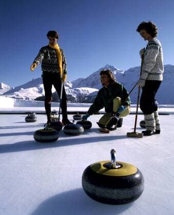 Freundschaftliche Diskussion um die Nähe zum Ziel Curling 13f, Outdoor, Besen, Eis, Berge, See, Gebirge, Himmel, 1997, Blau, Winterlandschaft, Freizeit, Gruppe Arosa, Symbol Weite, Kameradschaft, Freude,
