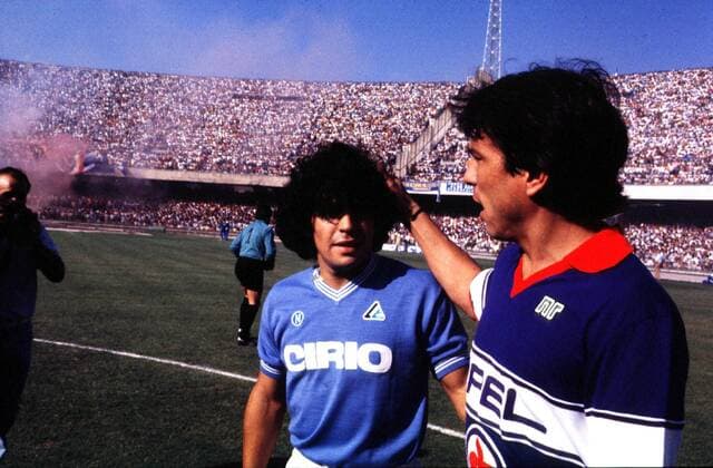 Die beiden argentinischen Legionäre Diego Maradona und Daniel Passarella mit freundschaftlicher Geste nach einem italienischen Meisterschaftsspiel Fußball Herren Seria A, Italienische Liga, SSC Neapel - AC Florenz Gruppe Harmonie, Kameradschaft,
