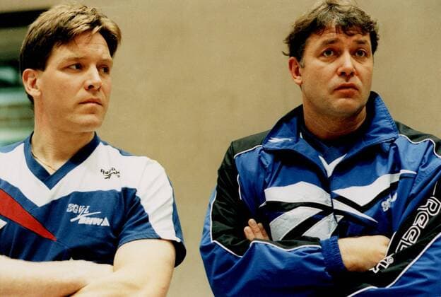 Der Hamelner Coach Alfred Gislason und sein Co-Trainer Frank-Michael Wahl mit besorgter Miene Handball 1. BL Herren Saison 1997 98: SG VfL BHW Hameln Gruppe Rattenfängerhalle Hameln Nachdenklichkeit, Skepsis, Enttäuschung,
