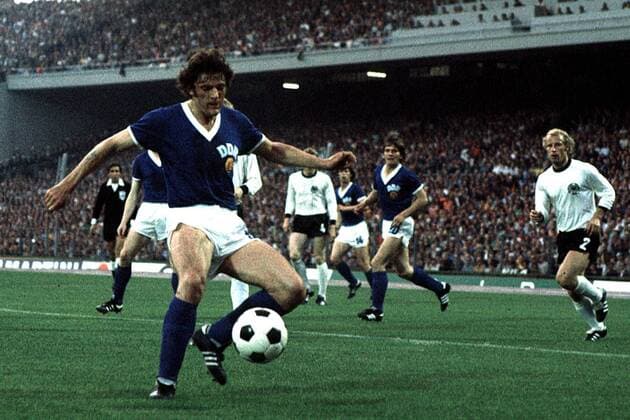 Spielte in Hamburg das Spiel seines Lebens: Reinhard Lauck (am Ball) Fußball WM Herren Weltmeisterschaft 1974, 1. Finalrunde, Nationalmannschaft, Länderspiel, DDR-BRD 1:0, Gruppe Volksparkstadion Hamburg Dynamik,