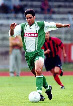 David Wagner führt energisch den Ball Fußball 2. BL Herren Saison 1997 1998, FC Gütersloh Einzelbild Heidewaldstadion Gütersloh Dynamik, Anstrengung, Konzentration,