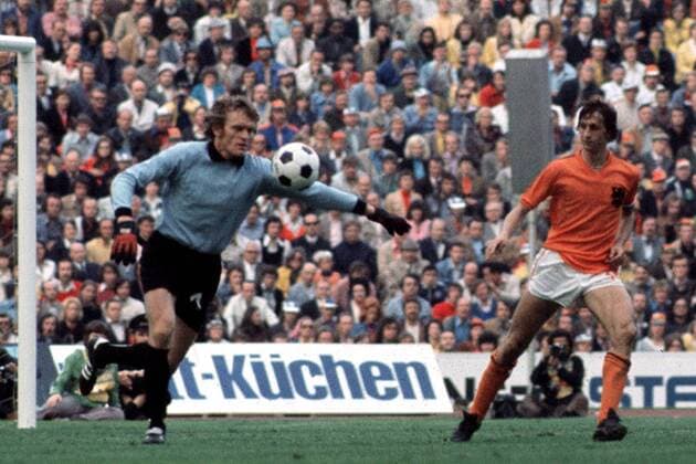 Johan Cruyff schaut Sepp Maier beim Abschlag zu Fußball WM Herren Weltmeisterschaft 1974, Finale, Nationalmannschaft, Länderspiel, BR Deutschland - Niederlande 2:1 Gruppe Olympiastadion München Dynamik,