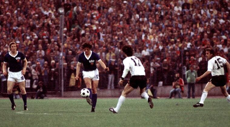Lauck wird von Overath angegriffen Fußball WM Herren Weltmeisterschaft 1974, 1. Finalrunde, Nationalmannschaft, Länderspiel, DDR - BRD 1:0 Gruppe Volksparkstadion Hamburg Dynamik,