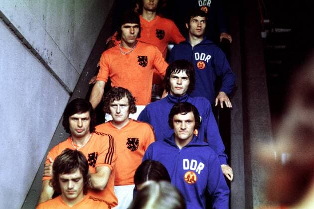Die Mannschaften auf dem Weg ins Stadion einträchtig auf der Rolltreppe Fußball WM Herren Weltmeisterschaft 1974, 2. Finalrunde, Nationalmannschaft, Länderspiel, DDR - Niederlande 0:2 Gruppe Parkstadion Gelsenkirchen Konzentration, Spannung,