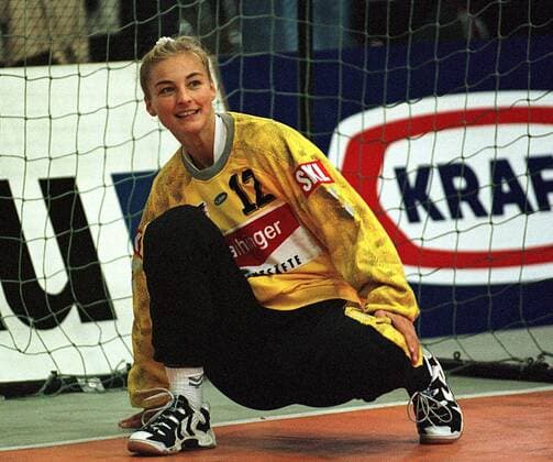 Torfrau Christine Lindemann am Boden kniend, Lächeln Handball Länderspiel Damen Nationalmannschaft der Frauen, DHB - Auswahl: BR Deutschland Einzelbild Freude,