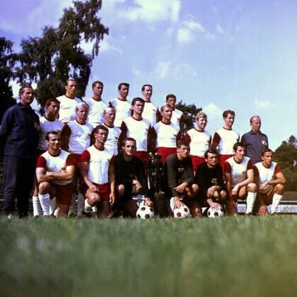 hi.v.li.: Hartmut Felsch, Rainer Müller, Meinhard Uentz, Wolfgang Hillmann, Reinhard Lauck, Mi.v.li.: Trainer Werner Schwenzfeier, Wolfgang Hübscher, Günter Klausch, Harry Zedler, Wolfgang Wruck, Helmut Kalbe, Günter Hoge, Ulrich Prüfke, Assistenztrainer Karl Zimmermann, vorn v.li.: Jürgen Stoppok, Ralf Quest, Peter Blüher, Rainer Ignaczak, Gerhard Weiß, Klaus Korn, Harald Betke Fußball Herren FDGB - Pokal 1968, Pokalsieger: 1.FC Union Berlin, Mannschaftsbild, Mannschaftsfoto mit Pokal Totale Wuhlheide Alte Försterei Berlin