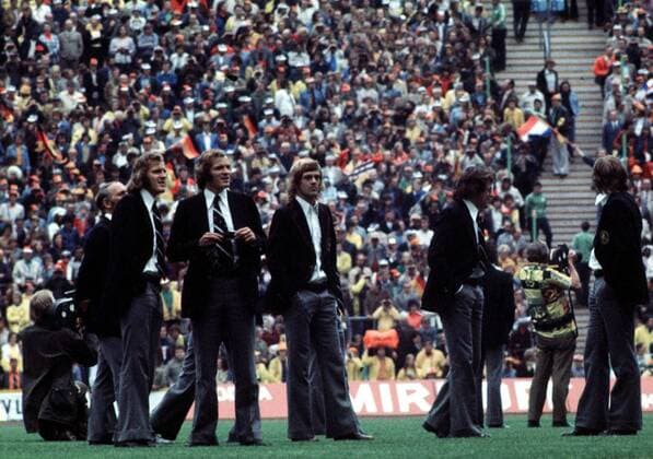 Das Nationalteam der Niederlande begutachtet am Vortag des Finalspiels am Rande des kleinen Finales in Zivil den Rasen des Olympiastadions Fußball WM Herren Weltmeisterschaft 1974, Nationalmannschaft, Länderspiel, Spiel um Platz 3, Polen - Brasilien 1:0 Gruppe Olympiastadion München